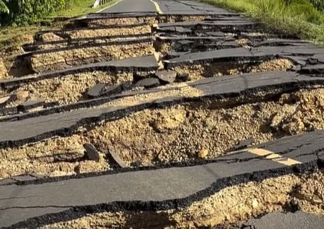 Tramo de la carretera hacia Mariato, en la provincia de Veraguas, totalmente destruido tras el potente terremoto del 9 de octubre.