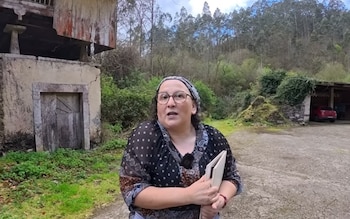 Tere explicando su vida como única habitante de su pueblo. (@hilux_aventura / YouTube)