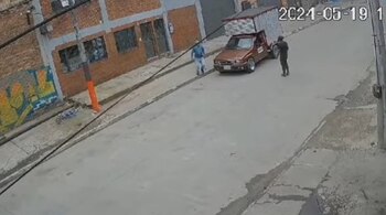 El momento en que llegaron las víctimas y segundos después los ladrones - crédito CityTV