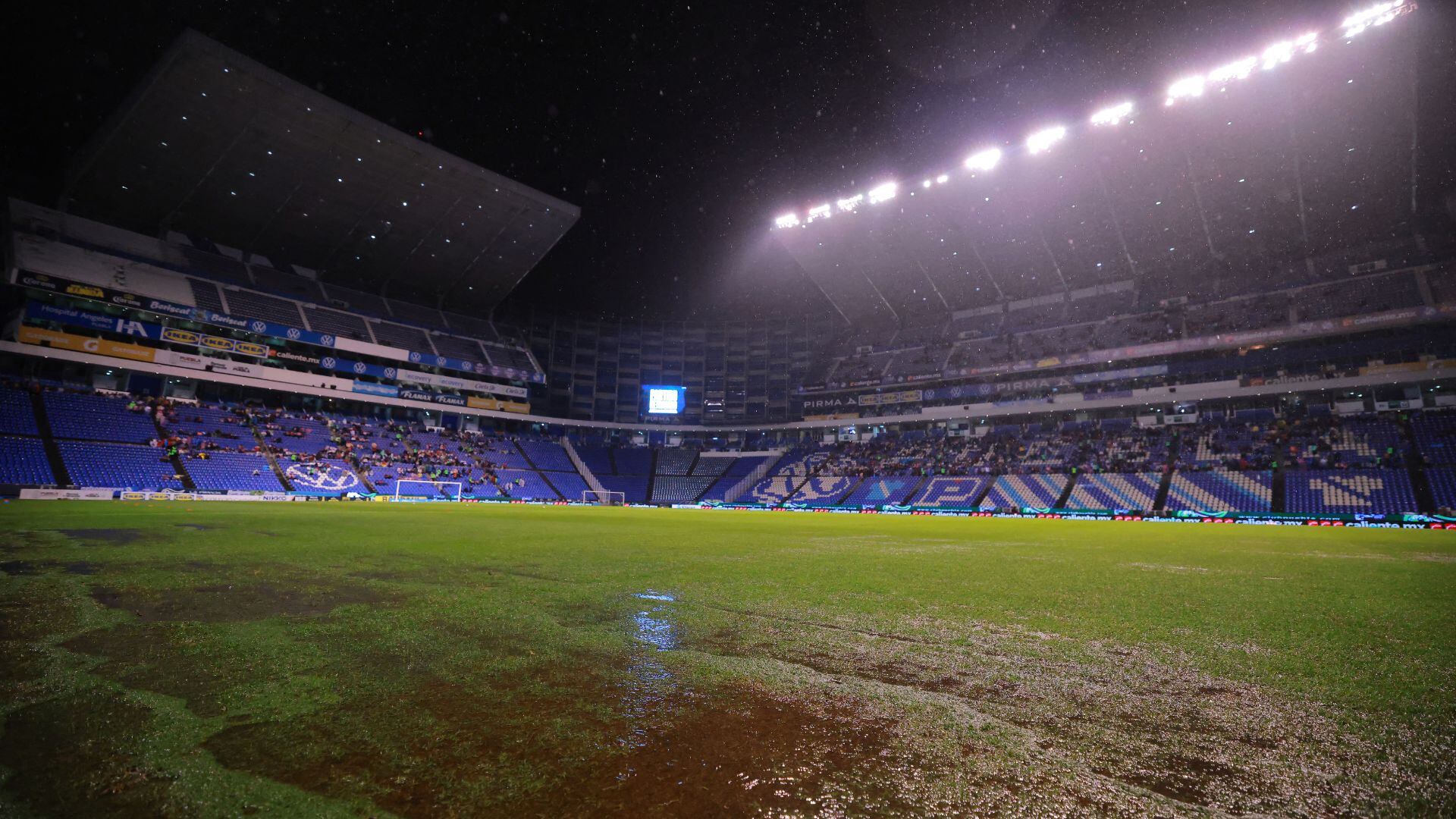 El mal estado del césped del Estadio Cuauhtémoc provocó decepción tras el partido entre Pumas UNAM y Puebla FC en la Liga MX. (REUTERS/Eloisa Sanchez)