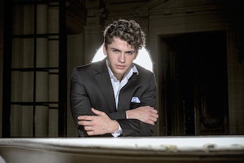 El cantante Martín Savi posa