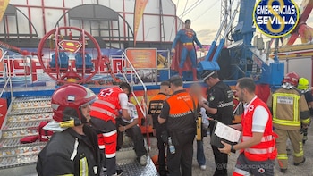 Pánico en la Feria de Sevilla: cuatro heridos al romperse la cuerda de la atracción ‘Tirachinas’