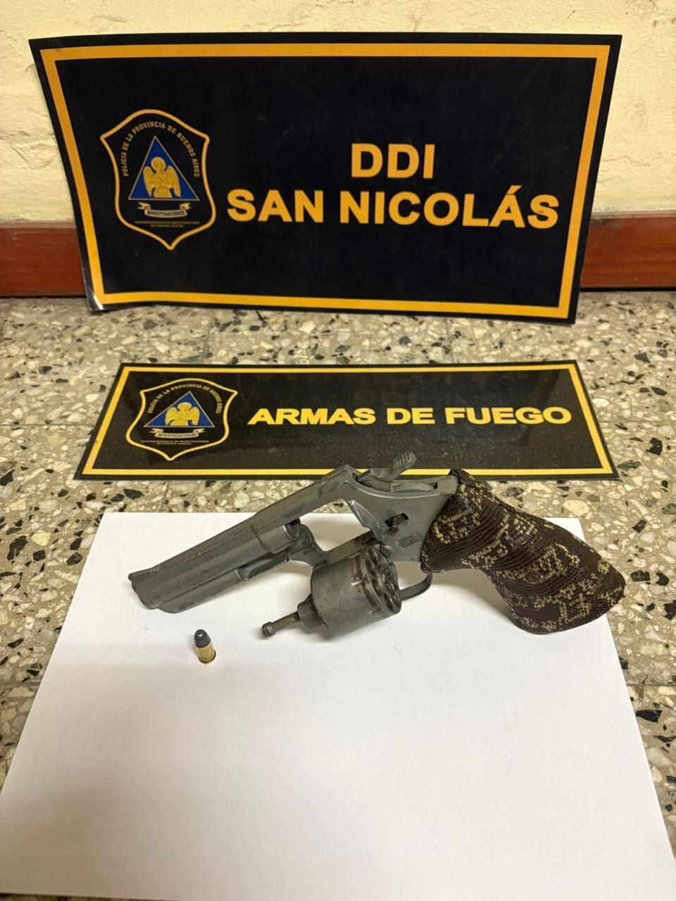 El arma que encontraron en uno de los domicilios (Foto: DDI de San Nicolás)