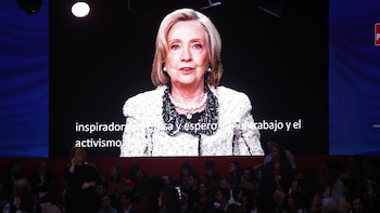 Hillary Clinton defiende libertad, justicia e igualdad "independientemente de lo que esté enfrente"