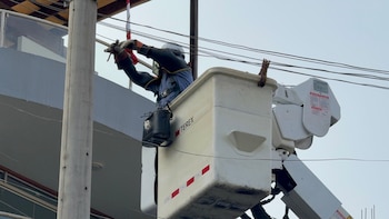 Cables de telecomunicaciones mal instalados ponen en riesgo seis distritos de Lima: estos concentran la mayor cantidad de casos detectados