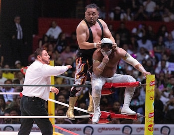 Averno rompe la máscara de Místico en el duelo final. (Foto: Óscar Reyes)