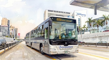 Pintura en acuarela de un autobús articulado gris del Metropolitano de Lima en una vía exclusiva con un conductor, edificios y palmeras de fondo.