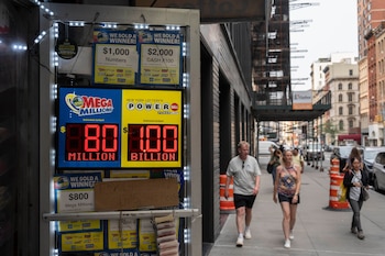 Una tienda de conveniencia exhibe un letrero que muestra el premio mayor del Powerball, el martes 11 de agosto de 2026, en Nueva York. (Foto AP/Yuki Iwamura)