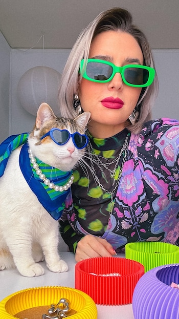 Champagne con Pony posando para