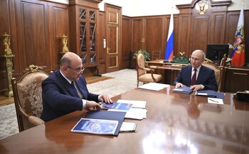 El presidente ruso Vladimir Putin durante una reunión cara a cara con el primer ministro Mikhail Mishustin, a la izquierda, en el Kremlin. Europa Press/Contacto/Alexander Kazakov/Kremlin Po