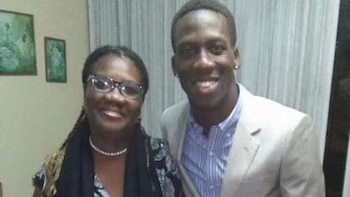 Luis Advíncula y su mamá.