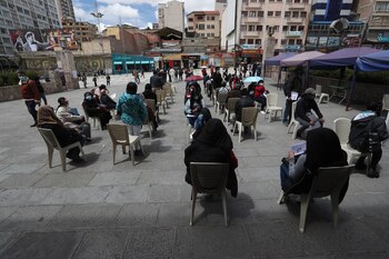 Varias personas esperan para recibir