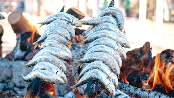 Dos cañas de espetos de sardinas en el Restaurante Casa Kiko en el Rincón de la Victoria