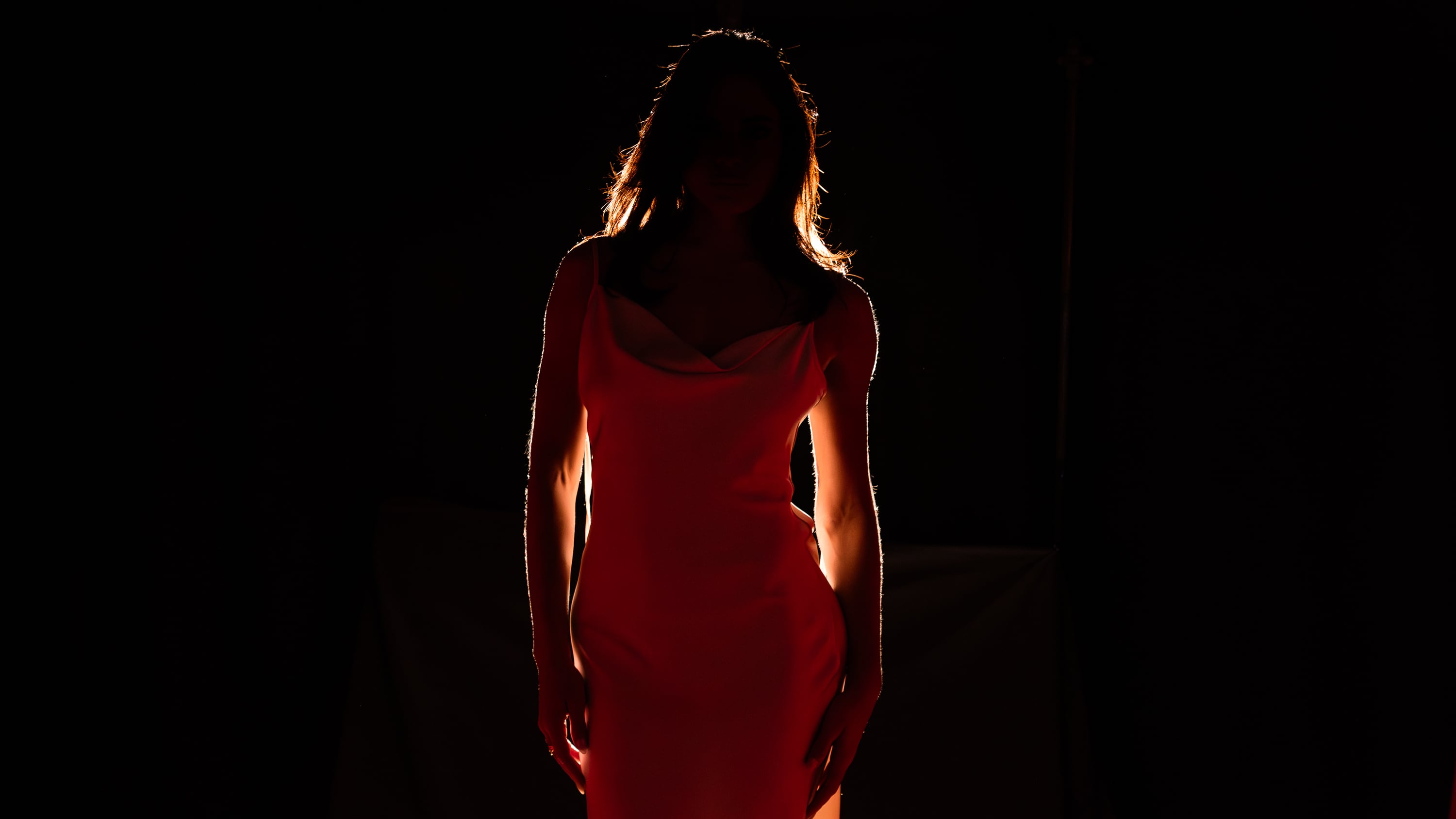 Se están por prender las luces del primer programa. Emilia está lista... ¿Qué famoso se animará a revelar sus secretos en este nuevo desafío de Infobae Studio? (Foto: Adrián Escandar)