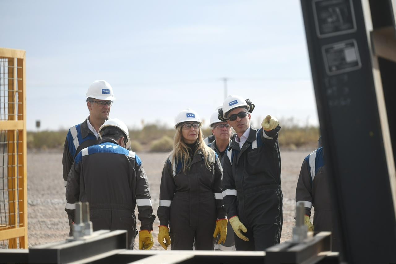 Los funcionarios estuvieron en el yacimiento de YPF en Vaca Muerta