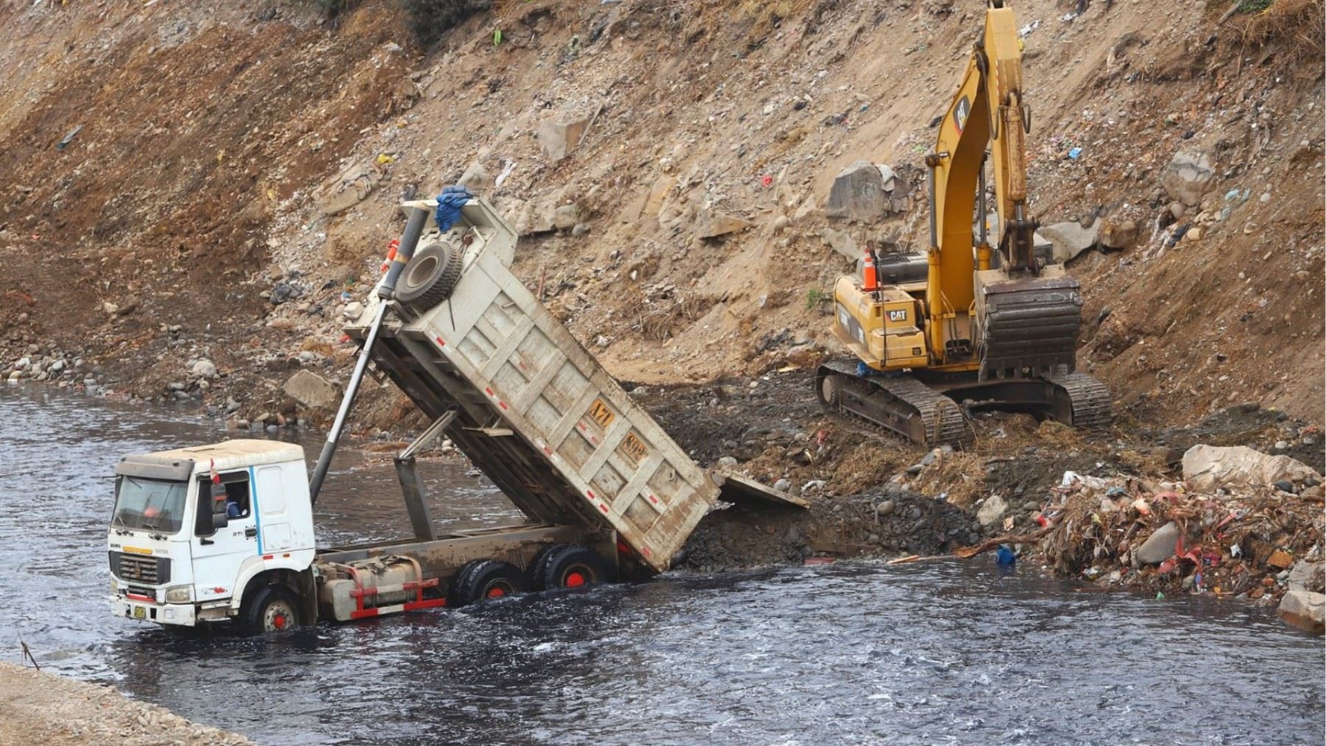 Una maquinaria pesada realiza trabajos de descolmatación en un río de Perú para mitigar los efectos del Fenómeno El Niño. (Agencia Andina)