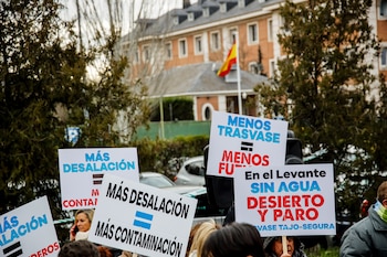Pancartas durante una concentración para evitar que recorten el trasvase Tajo-Segura, en las inmediaciones del Palacio de la Moncloa, a 24 de enero de 2023, en Madrid. (Carlos Luján / Europa Press)