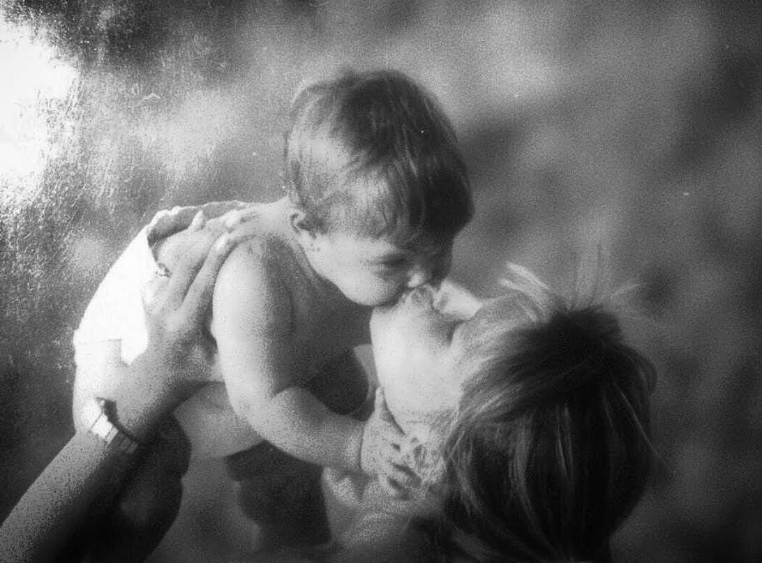 Chloe Bello (37) –nacida el 30 de julio de 1987– en brazos de su madre, la ex modelo Nora Portela (66)