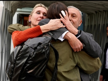 Cecilia Sala abraza a sus