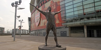 Adams, que tiene su propia estatua en las afueras del Emirates Stadium, es referente en la lucha contra la adicción en el deporte (Wikimedia Commons)