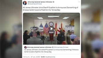Captura de pantalla de una publicación digital con un video de una sala de prensa con banderas de Estados Unidos y personas sentadas