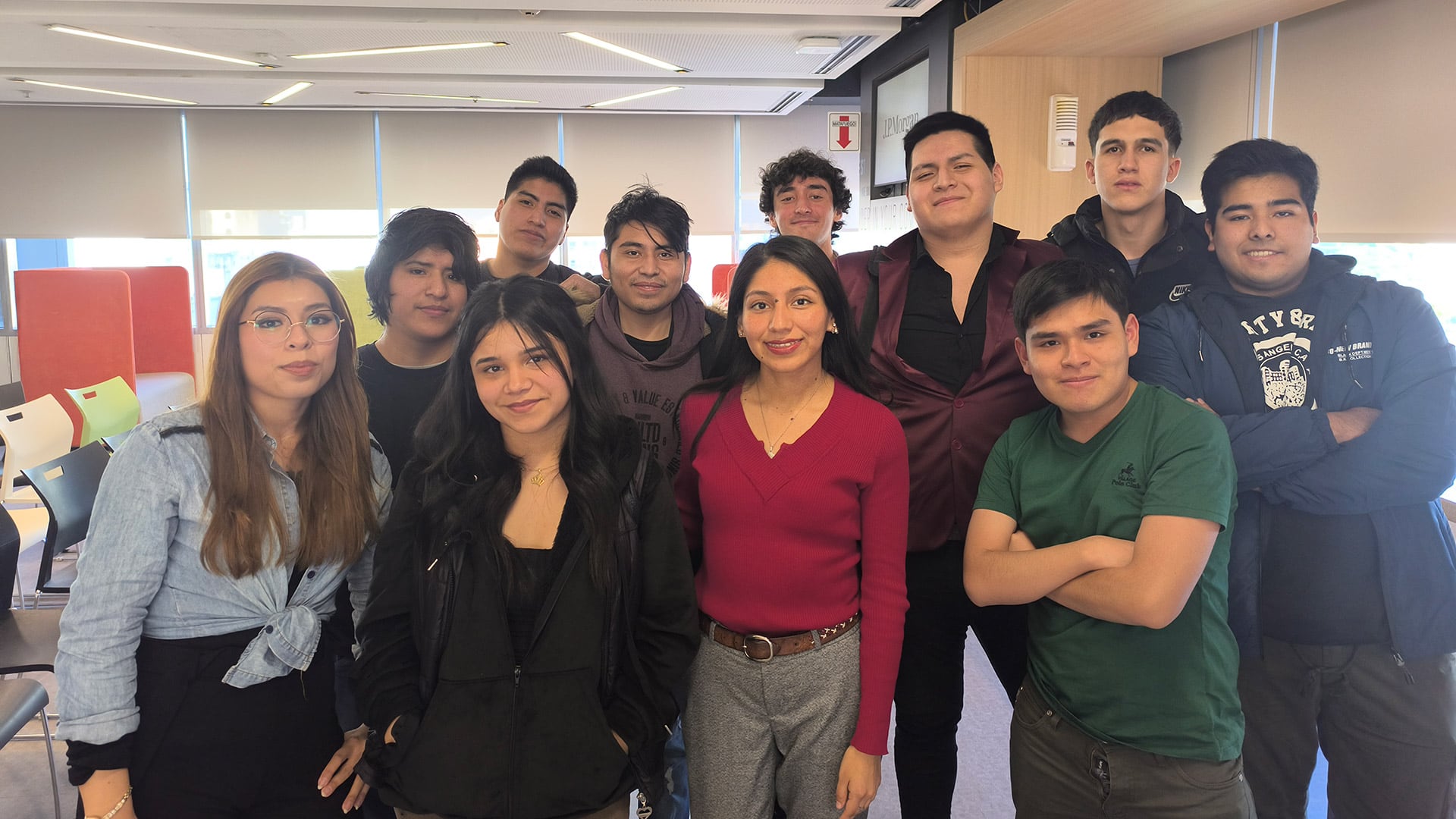 Un grupo de jóvenes en simulacros de entrevista en empresa de la red