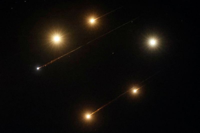 Las autoridades israelíes aseguraron que los sistemas de defensa aérea se encuentran operativos y están intentando interceptar los proyectiles en vuelo (REUTERS/Raneen Sawafta)