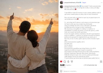 Captura de pantalla de una publicación de redes sociales con dos personas abrazadas de espaldas mirando el atardecer y un texto