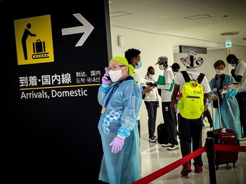 Funcionarios de salud japoneses reciben