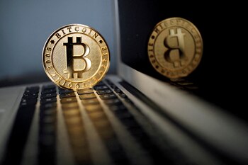 El Bitcoin se ha mantenido viva junto a otras criptomonedas a pesar de sus caídas. (REUTERS/Benoit Tessier/File Photo)
