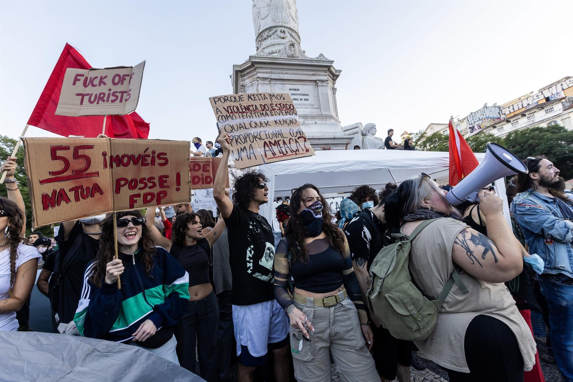 Los manifestantes por la vivienda en Lisboa desafían al Gobierno y anuncian que volverán a acampar