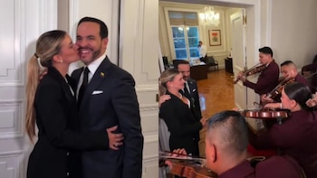 Abelardo de la Espriella sorprendió a su esposa Ana Lucía Pineda con una serenata, previa a su cumpleaños: así reaccionó la primera dama