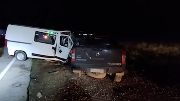 Un choque entre una camioneta y una combi con estudiantes dejó 10 personas heridas y un bombero fallecido
