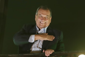 El candidato a la Presidencia de Perú por el Partido del Buen Gobierno, Jorge Nieto, saluda durante el evento de cierre de su campaña este jueves, en Lima (Perú). EFE/ Sebastián Blanco