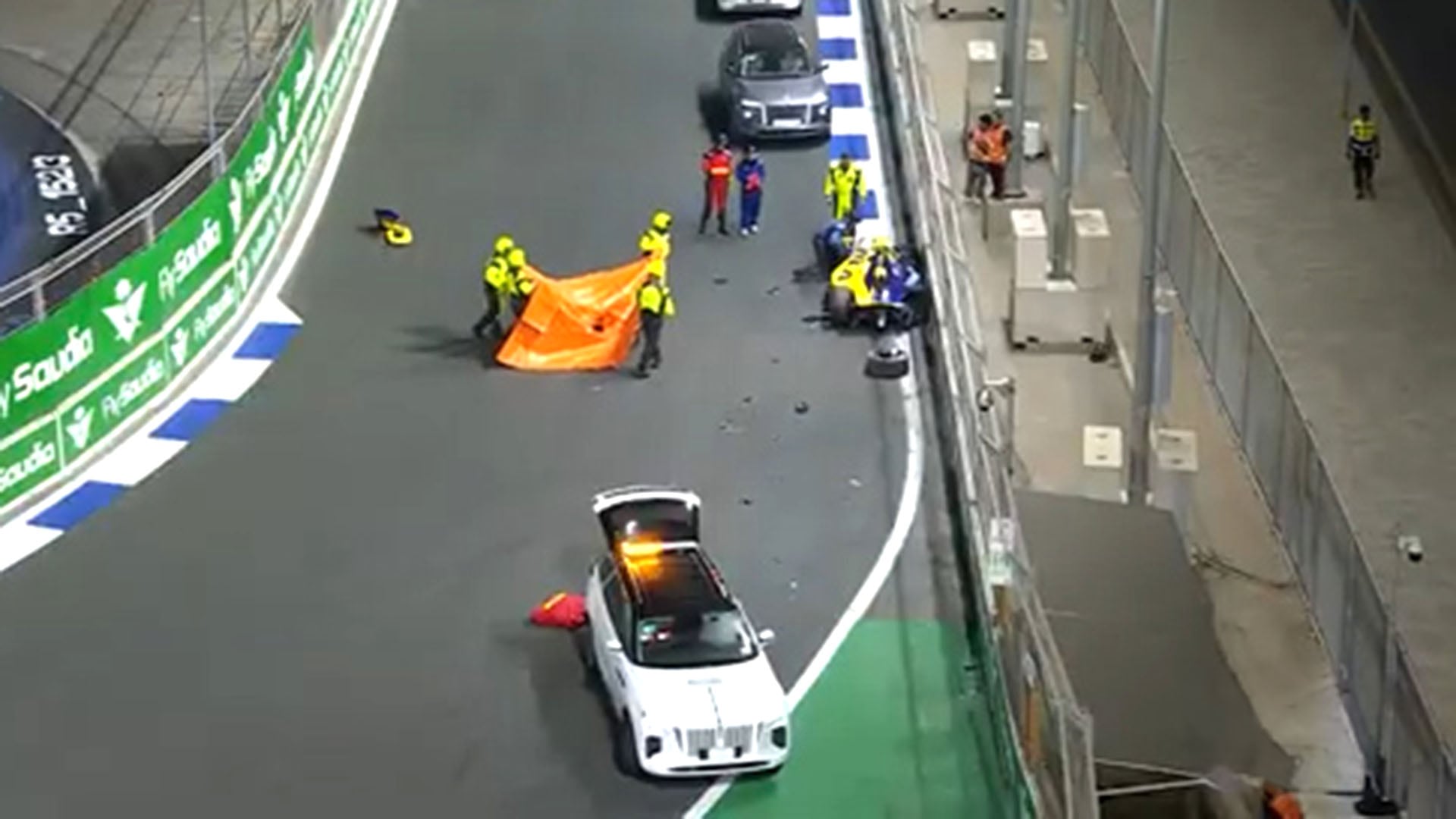 Los auxiliares y el equipo médico trabajan sobre el coche de Hammond