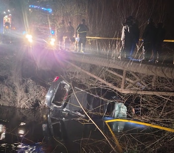 Perdieron el control del auto y cayeron en un canal de riego en Río Negro: buscan a un niño de 4 años que no logró salir