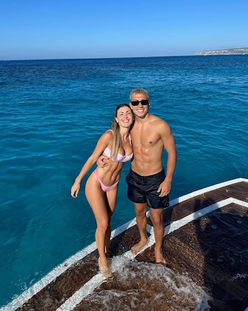 Lisandro Martínez comparte una foto de sus vacaciones junto a Muriel López Benítez
