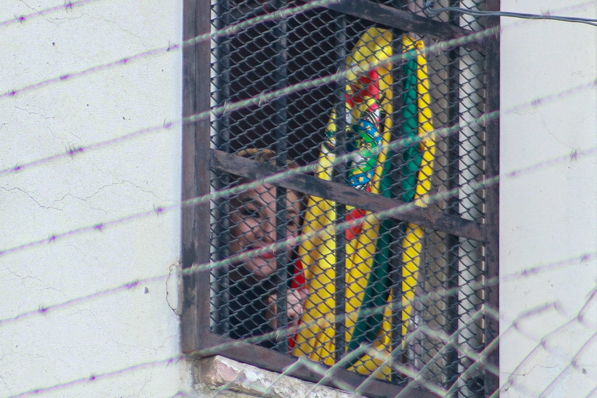 Imagen de archivo: La ex presidenta interina de Bolivia Jeanine Áñez sostiene una bandera desde una ventana en el Centro de Orientación Femenina de Miraflores, en La Paz (EFE/Gabriel Márquez)