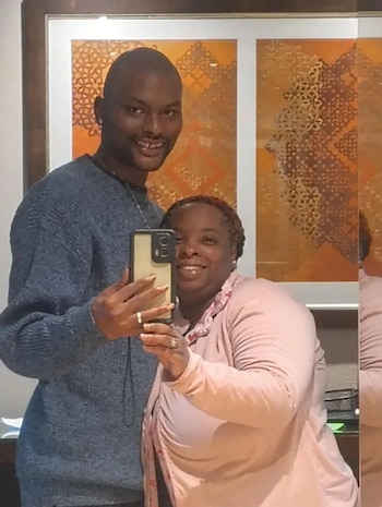 Os antecedentes de Elkins incluem uma prisão em março de 2019, três anos depois de completar o serviço militar, por uso ilegal de arma e porte de arma de fogo em propriedade escolar (Instagram).