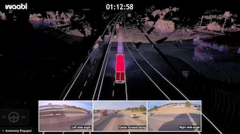 Modelo tridimensional de un camión en una carretera con tres pantallas de video en la base y el logotipo de Waabi en la esquina superior