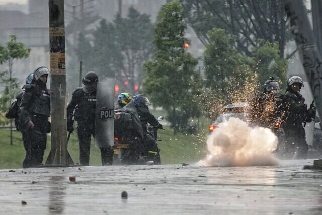 La discusión sobre cambios en la intervención durante manifestaciones se centra en impedir bloqueos al sistema Transmilenio, con énfasis en mantener la movilidad para ciudadanos que dependen de este medio para actividades diarias - crédito Colprensa