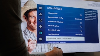 Por qué el televisor no reproduce las películas o fotos guardadas en una memoria USB