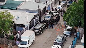 Así fue como ingresaron las fuerzas federales y estatales al inmueble. Crédito: FGE Baja California