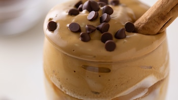 Receta de crema de café con yogur griego, un postre refrescante y alto en proteína