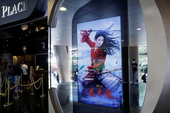El afiche de "Mulan" del