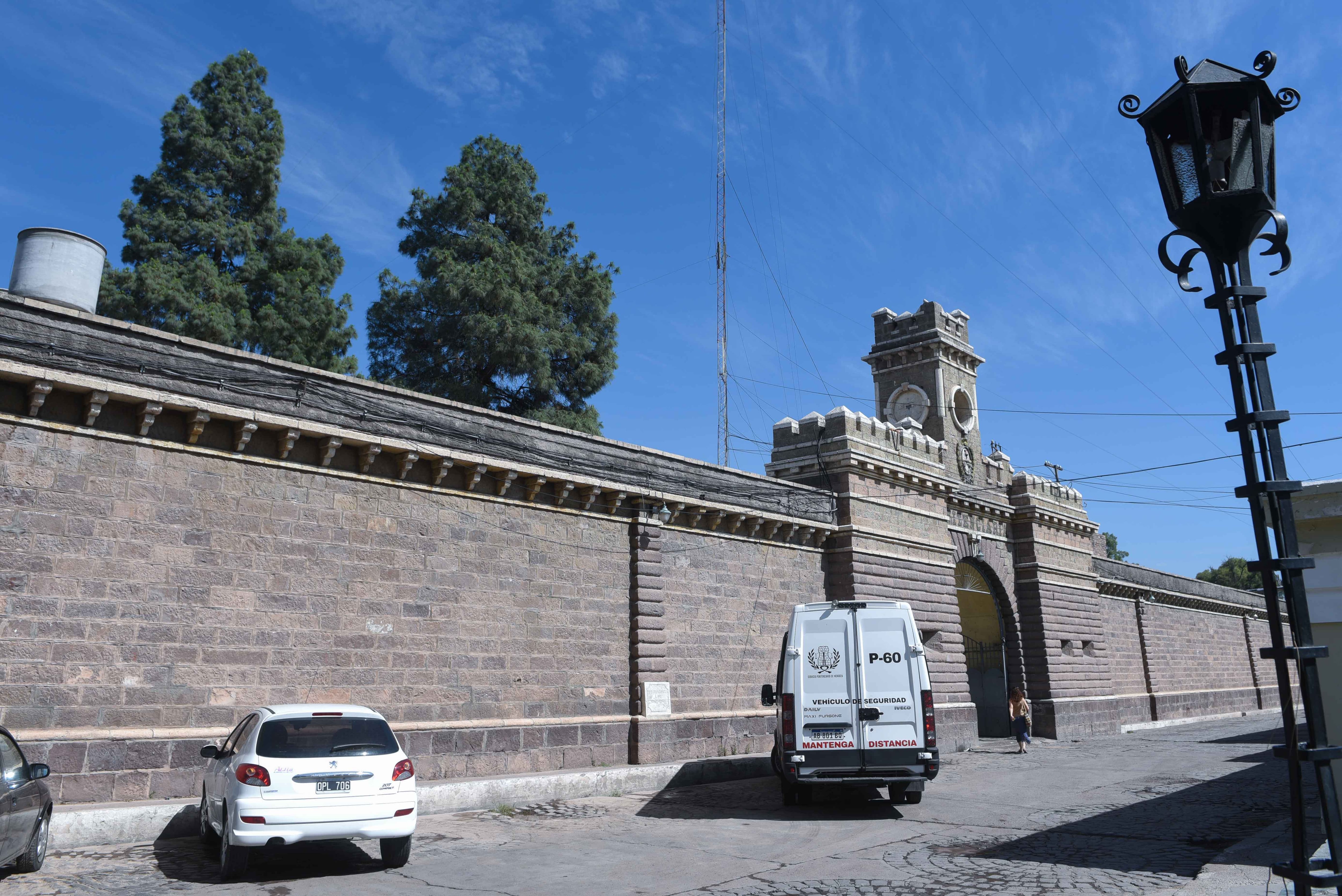 Toma de rehén nocturna en una cárcel de Mendoza: liberaron al penitenciario secuestrado y dos familiares de él murieron en un choque
