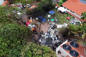 Una vista desde un dron muestra a personas trabajando en el lugar de un accidente aéreo en Vinhedo, São Paulo, Brasil, el 10 de agosto de 2024 (REUTERS/Carla Carniel/Archivo)