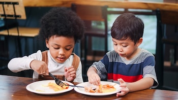 Alimentos ultraprocesados relacionados con diferencias cerebrales en niños pequeños