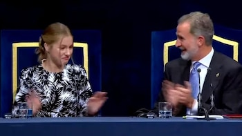 El divertido momento entre Felipe VI y Leonor en los Premios Princesa de Asturias: “¡No te aplaudas a ti misma!”