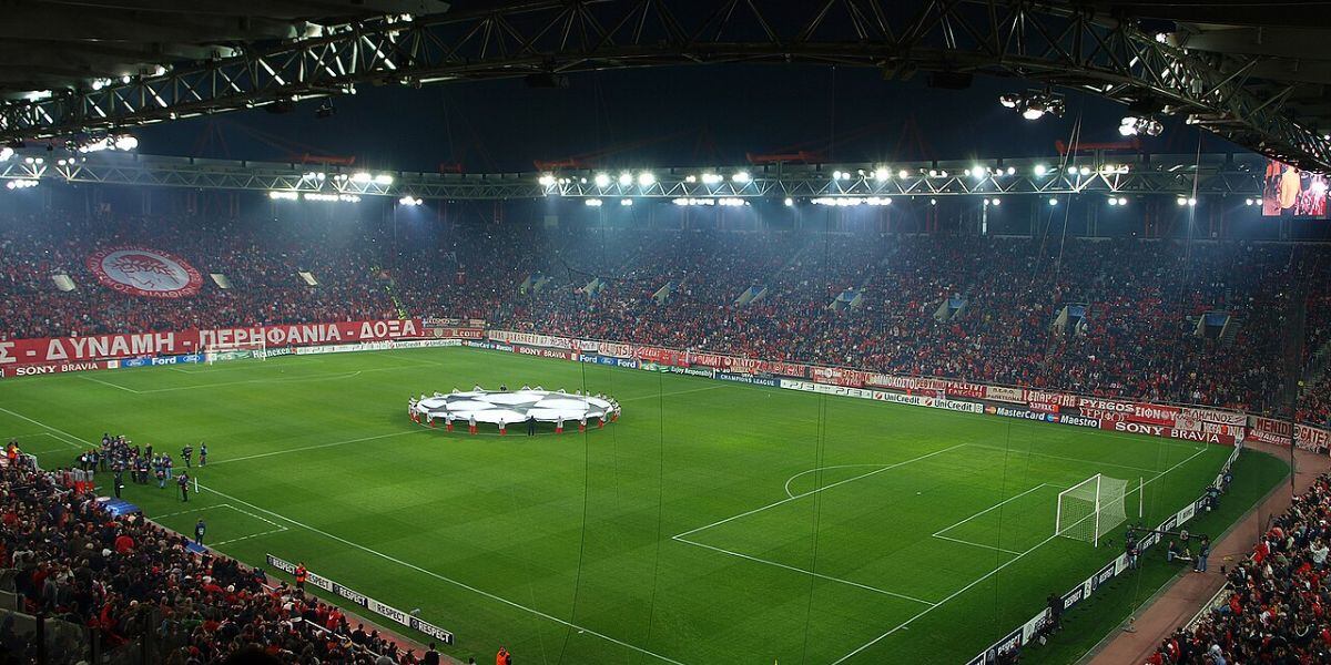 Con capacidad para más de 32.000 espectadores, el estadio cuenta con museo, centro comercial y modernas instalaciones para los aficionados (Wikipedia)